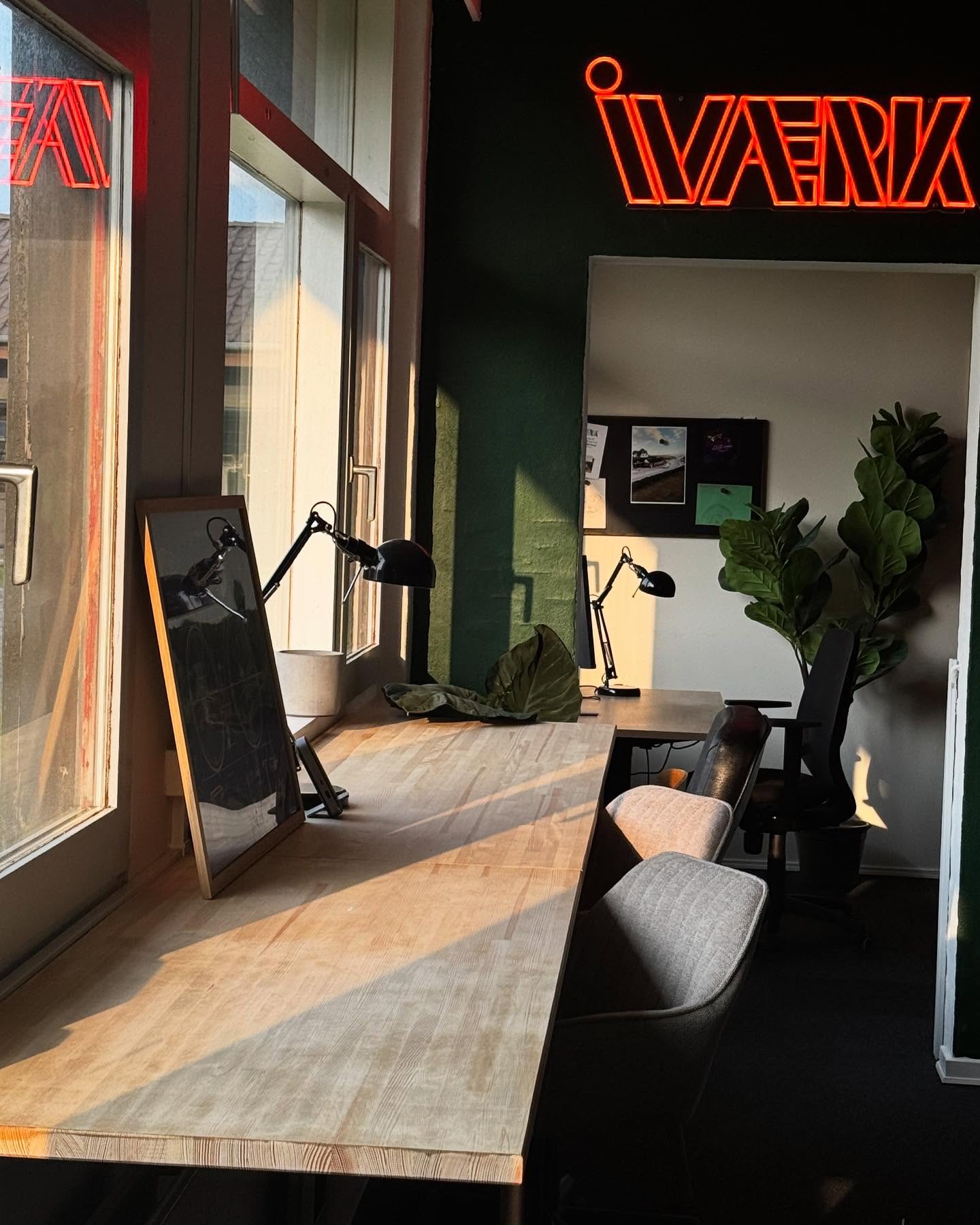 iVærkstedet hovedarbejdsområde med neon skilt